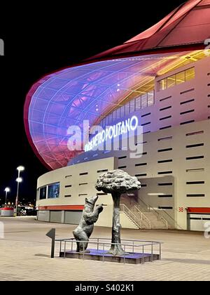 Fuori dallo Stadio Metropolitano (Cívitas Metropolitano) di Madrid, Spagna di notte. La sede della squadra di calcio dell'Atlético Madrid. Foto Stock