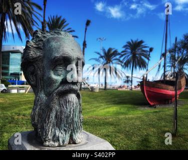 Il busto del Capitano Elayo fu collocato nel 2014 vicino al Museo Elder, insieme al Niña III.la nave replica che navigò sul 500th° anniversario di Colombo visto sullo sfondo, Las Palmas Foto Stock