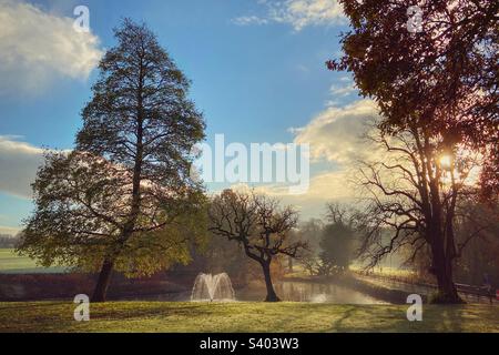 Prima mattina d'inverno Misty in Astley Park, Chorley mostra la fontana e il lago Foto Stock