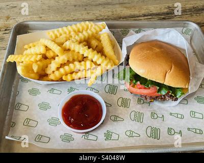 Scuotere, macerare, cheeseburger e patatine fritte Foto Stock