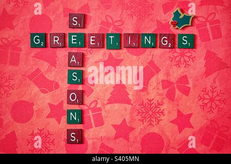 Piastrelle di legno verdi e rosse che scrivono Seasons Greetings. Foto Stock