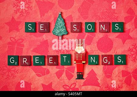 Piastrelle di legno verdi e rosse che scrivono Seasons Greetings. Foto Stock