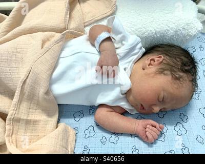 un giorno il bambino dorme. neonato pretermine tardivo Foto Stock