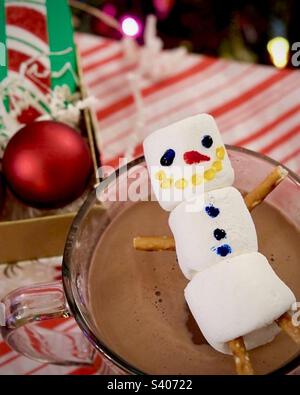 Pupazzo di neve marshmallow, galleggiante sul cacao caldo Foto Stock