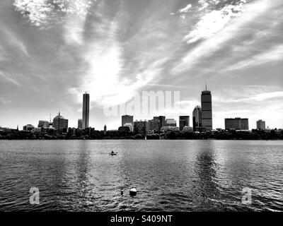 Skyline di Boston, Massachusetts, USA, tra cui la Prudential e la John Hancock Tower, insieme ad altri edifici. Foto in bianco e nero. Foto Stock