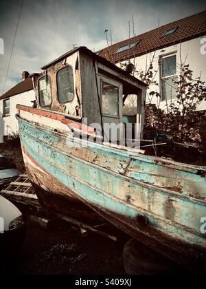Vecchia barca che lentamente decade Foto Stock