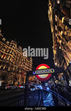London Metro vecchio stile roundel design alla stazione di Knightsbridge Londra a Natale di notte con luci Foto Stock
