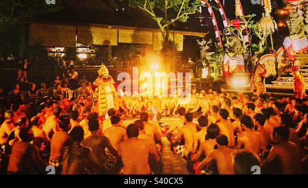 Danza Kecak a Ubud Bali Foto Stock