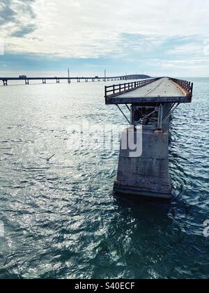 Il vecchio Seven Mile Bridge, accanto al nuovo, nelle Florida Keys. Foto Stock