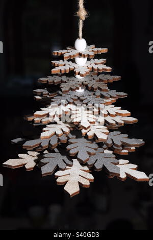 Decorazione dell'albero di Natale su uno sfondo nero Foto Stock