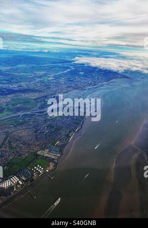 L'estuario del Tamigi con Coryton e torrente flussi mostrati dall'aria - Essex UK Foto Stock