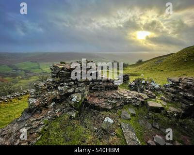 Castell Dinas (Castello di Dinas) nel Beacon orientale, un forte collina dell'età del ferro rovinato. Foto Stock