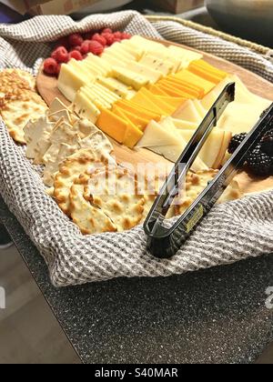 Scheda di noleggio. Cracker e formaggio. Foto Stock