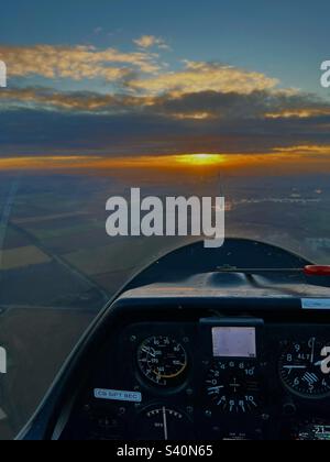 Vista dalla cabina di pilotaggio del aliante ASK21 al tramonto. Il quadro della strumentazione è visibile Foto Stock