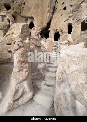 Dimore sulla scogliera nel Frijoles Canyon presso il Bandelier National Monument, New Mexico. Foto Stock