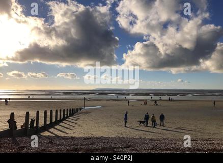 New Year Walk 2023 sulla spiaggia di West Wittering, West Sussex, Regno Unito Foto Stock