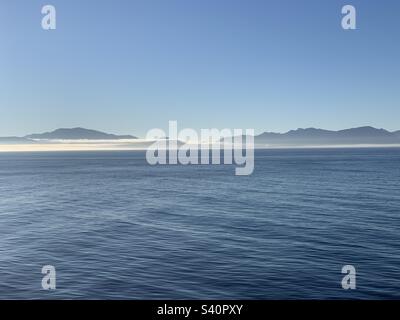 Vista mattutina da una nave da crociera nell'Alaska sudorientale Foto Stock