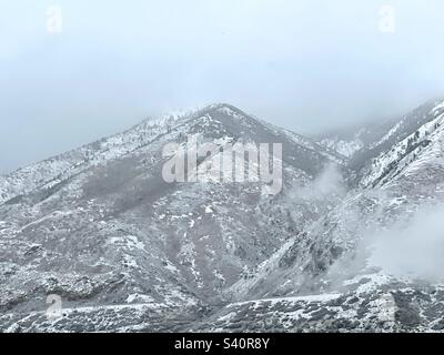 Il clima invernale e le montagne di Wasatch, appena ad est della Salt Lake Valley nello Utah, USA. Foto Stock