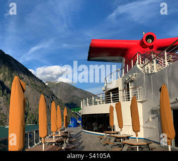 Agosto, 2022, sul Carnival Spirit, navigando attraverso Tracy Arm Fjord, Alaska, Stati Uniti Foto Stock