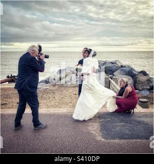 Foto di matrimonio sul lungomare di Felixstowe Foto Stock