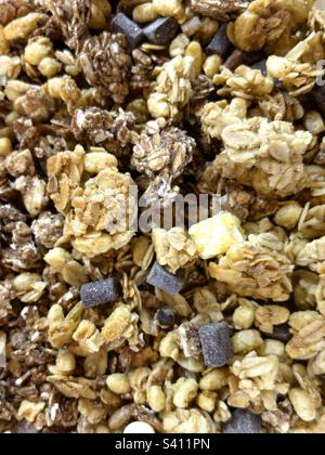 Muesli di granola con pezzi di cioccolato. Muesli per colazione, sani. Il granola è un mix di avena torrefatta e cereali. Ungheria, Tatabánya. Foto Stock