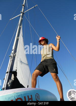 Una mano sul ponte di un catamarano in condizioni climatiche perfette in Costa Rica Foto Stock