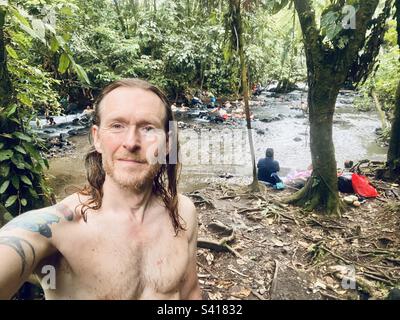 Selfie in un fiume libero sorgenti calde vicino la Fortuna in Costa Rica Foto Stock