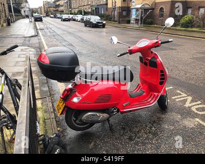 Super scooter Vespa GTS rosso Foto Stock