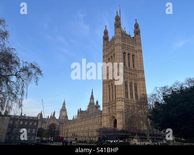 Victoria Tower e Big ben e Houses of Parliament, Londra, contro il cielo blu in inverno Foto Stock