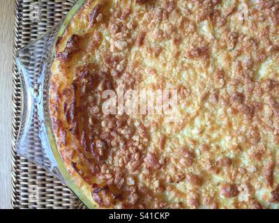 Purè di patate con formaggio grattugiato in una casseruola di vetro, cotta in forno fino a doratura. Fig. 7 Foto Stock