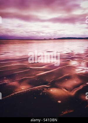 Dalla baia di Swansea, nel Galles del Sud, si gode di una tranquilla vista sulle mumbles. Foto Stock