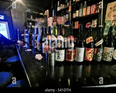 Un vivace bar nell'area bar Golden Gai a Kabukicho, Shinjuku, Tokyo, Giappone. Foto Stock