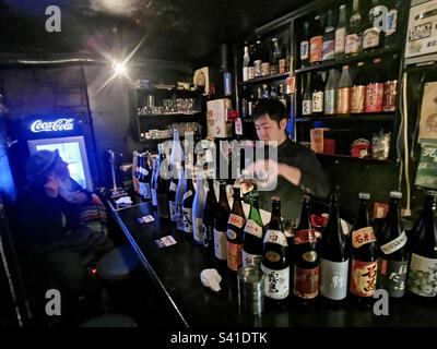 Un vivace bar nell'area bar Golden Gai a Kabukicho, Shinjuku, Tokyo, Giappone. Foto Stock
