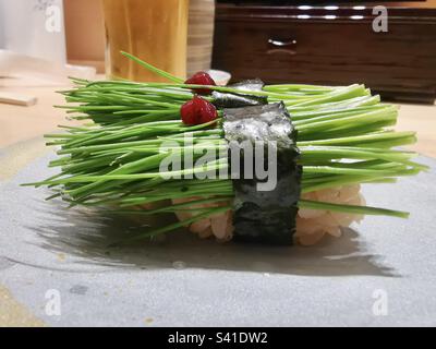 Erba cipollina sushi. Foto Stock
