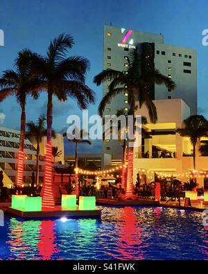 Dicembre, 2022, sera in piscina, Hyatt Ziva Cancun, Punta Cancun, Hotel zone, Cancun, Quintana Roo, Messico Foto Stock