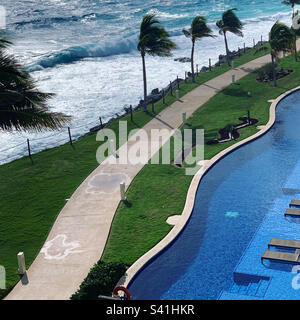 Dicembre, 2022, vista della piscina della suite e dell'oceano da una camera dell'edificio Pyramid sul fronte oceano, Hyatt Ziva Cancun, Punta Cancun, Hotel zone, Cancun, Quintana Roo, Messico Foto Stock