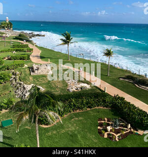 Dicembre, 2022, vista del terreno e dell'oceano da una camera edificio Pyramid fronte oceano, Hyatt Ziva Cancun, Punta Cancun, zona Hotel, Cancun, Quintana Roo, Messico Foto Stock