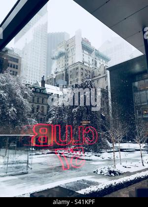 Inverno a Soho, Manhattan, New York con una vista di neve che copre alberi, edifici, strade laterali e strade Foto Stock