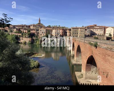 Viaggio: Albi in Francia - questo antico ponte è un collegamento con l'altro lato del fiume Tarn. Bella città di mattoni rossi Foto Stock