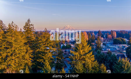 Monte Rainier al tramonto a Lacey, Washington Foto Stock