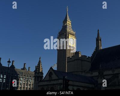 Il Palazzo di Westminster, conosciuto anche come il Parlamento e la Elizabeth Tower - Big ben e Portcullis House nel centro di Londra, nel febbraio 2023. Foto Stock