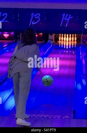 Palla da bowling scioccata Foto Stock