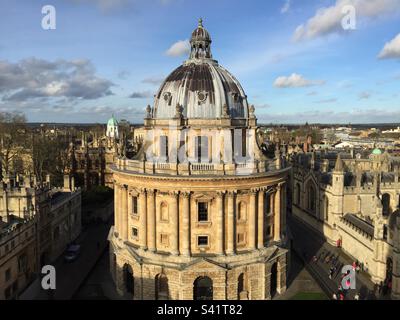 Radcliffe Camera, Biblioteca, Università di Oxford, visto dalla Chiesa Universitaria di Santa Maria la Vergine. Immagine orizzontale, dicembre 2015. Foto Stock