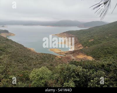 Alto serbatoio dell'isola nel parco di campagna di Sai Kung a Hong Kong. Foto Stock