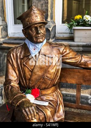 Statua in bronzo del generale Stanislaw Maczek, comandante di carri armati dell'esercito polacco nel WW2, memoriale nel cortile delle camere della città di Edimburgo. Foto Stock