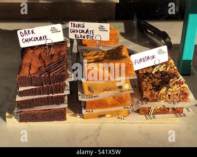 Selezione di torte nella finestra del panificio Foto Stock