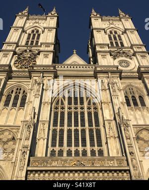 Guardando verso la facciata dell'Abbazia di Westminster Foto Stock