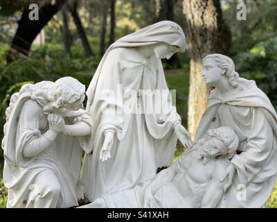 Ritratto, stazioni della Croce, 13th stazione, Gesù preso dalla croce, Giovanni presenta Gesù alla Madre, Fiat sguardo di Maria, angelo pregante, statue bianche quasi a grandezza naturale Foto Stock