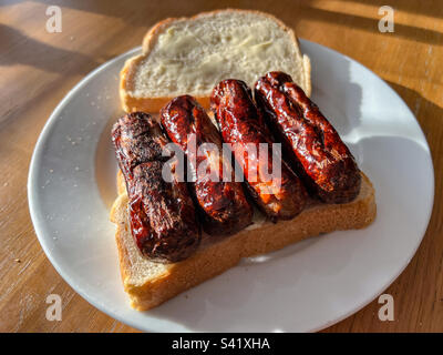 Sandwich con salsiccia su pane bianco Foto Stock