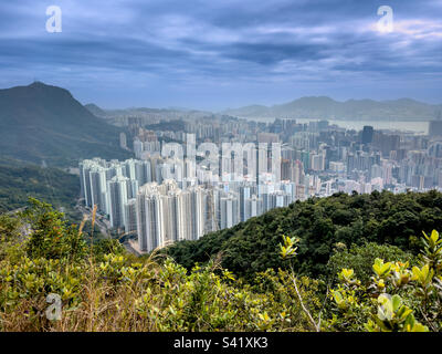 Skyline di Hong Kong dalla cima del Lion Rock Peak a Kowloon, Hong Kong Foto Stock